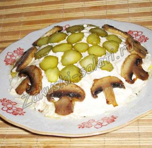 Сытный мясной салат с грибами шампиньонами
