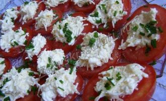Помидоры с сыром и чесноком: рецепт простой вкусной закуски