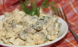 Салат из яиц с оливками и соленым огурцом
