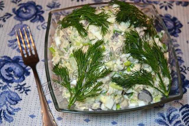 Салат из грибов, курицы и свежих огурцов