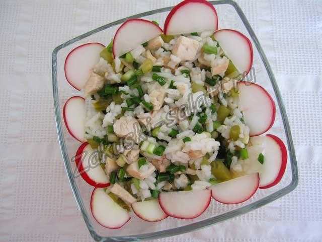 Салат с маринованной черемшой, курицей и рисом