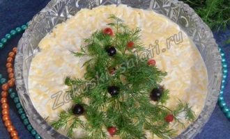 Новогодний салат "Елочка" с копченой колбасой, рецепт с фото