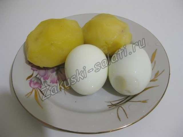 очищенные картофель и яйца