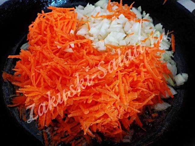 Обжарить морковь и лук