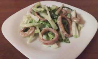 Простой мясной салат с кальмарами