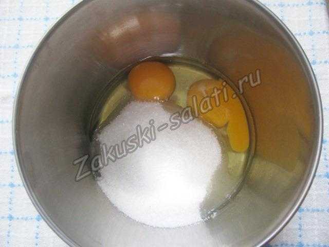 разбиваем яйца в глубокую миску