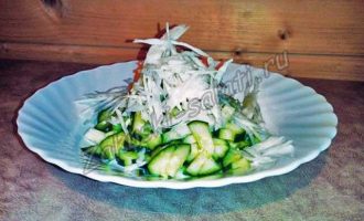 Легкий салат со свежей капустой и овощами