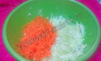 Витаминный салат из свежей капусты и моркови с уксусом