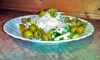 Легкий салат со свежей капустой и овощами