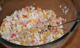 Вкусный салат с рисом, крабовыми палочками и кукурузой