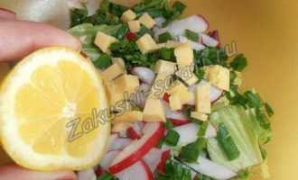 Весенний салат с редисом и твердым сыром